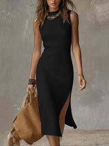 Vestido midi sin cuello con abertura en el dobladillo.