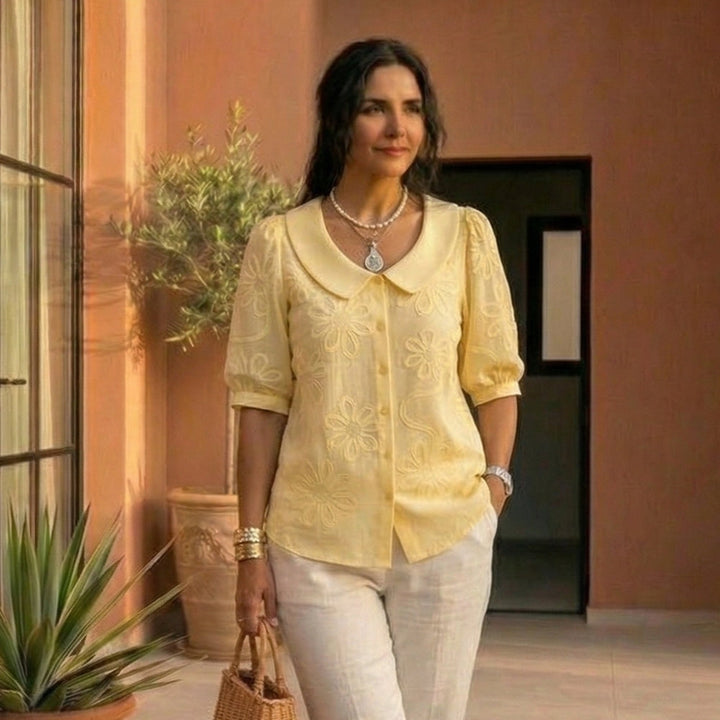 Camille | Camisa con cuello retro, con flores.