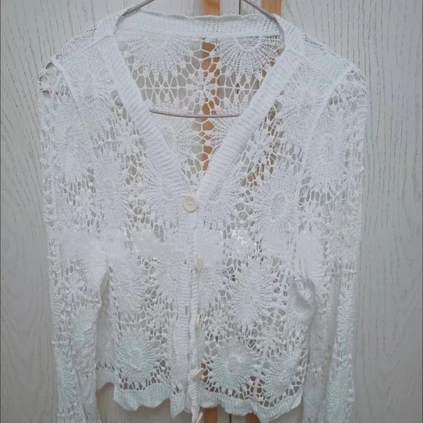 Mercedes/ Blusa de encaje con cuello en V y manga larga