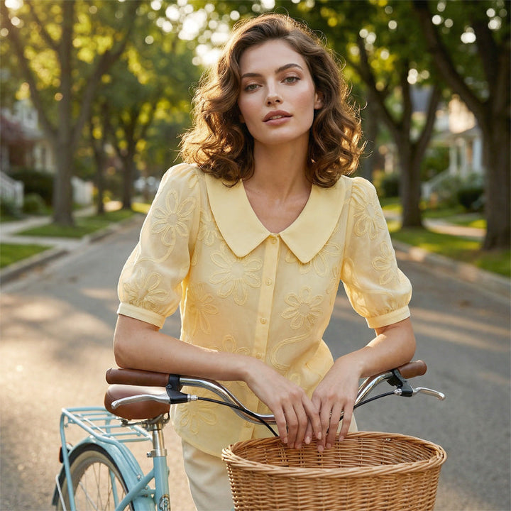 Camille | Camisa con cuello retro, con flores.